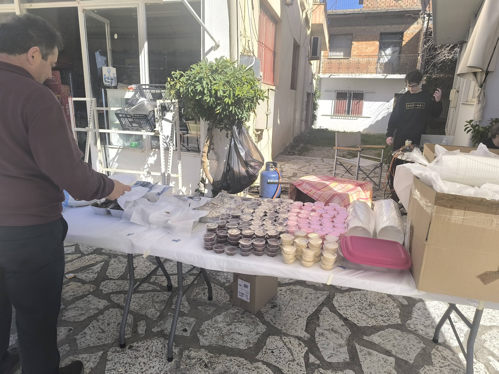 Το Μαζαράκι με εδέσματα Καθαράς Δευτέρας ΦΩΤΟ