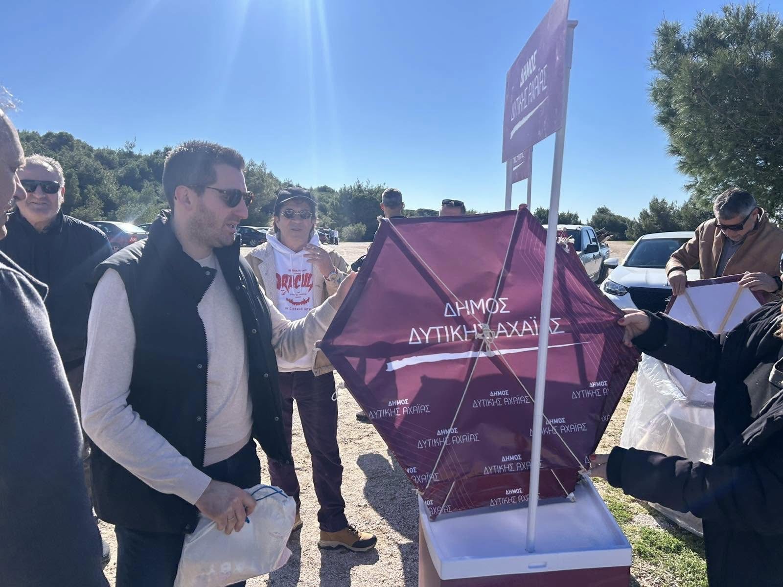 Δυτική Αχαΐα: Πρωτοτύπησε ο δήμος μοιράζοντας χαρταετούς με το λογότυπό του στην Καλογριά ΦΩΤΟ