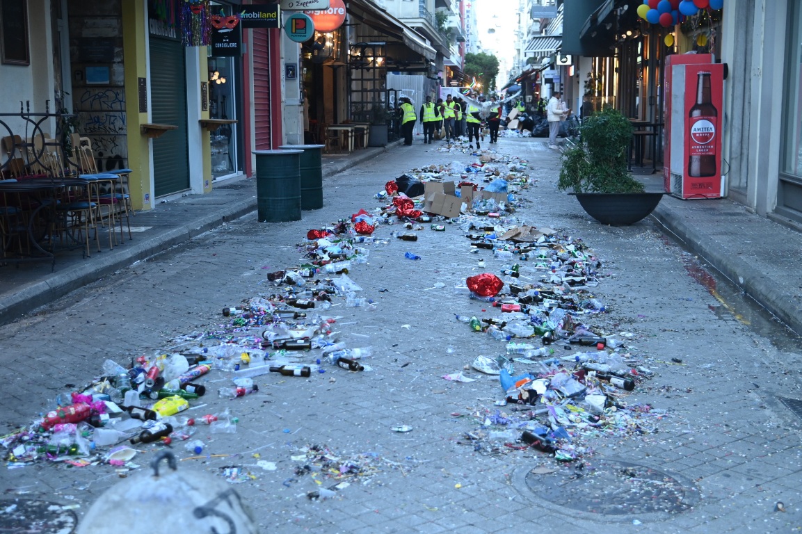 Πάτρα: Βομβαρδισμένο τοπίο μετά την Τελετή Λήξης του Καρναβαλιού - Ο Μόλος και το Κέντρο ΦΩΤΟ