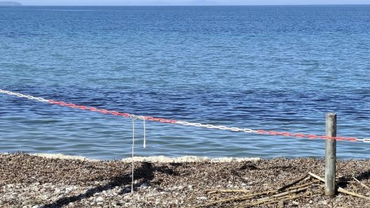 Βραχνέικα: Kομμάτια ο παραλιακός δρόμος και υπό «κατάληψη» από κλειστά καταστήματα ΦΩΤΟ