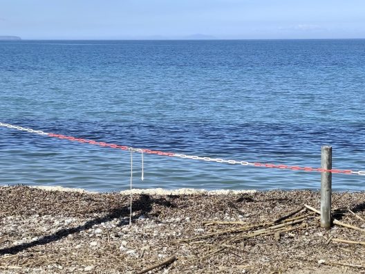 Βραχνέικα: Kομμάτια ο παραλιακός δρόμος και υπό «κατάληψη» από κλειστά καταστήματα ΦΩΤΟ