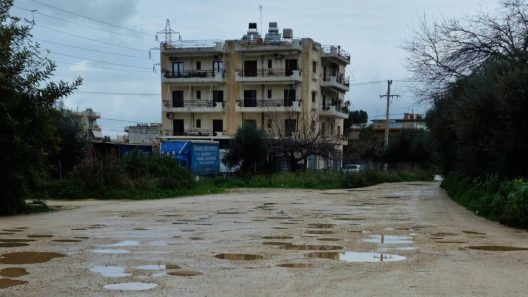 Πάτρα: Γονείς πάνε τα παιδιά τους σχολείο...αγκαλιά! ΦΩΤΟ