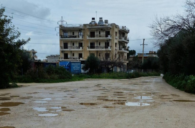 Πάτρα: Γονείς πάνε τα παιδιά τους σχολείο...αγκαλιά! ΦΩΤΟ