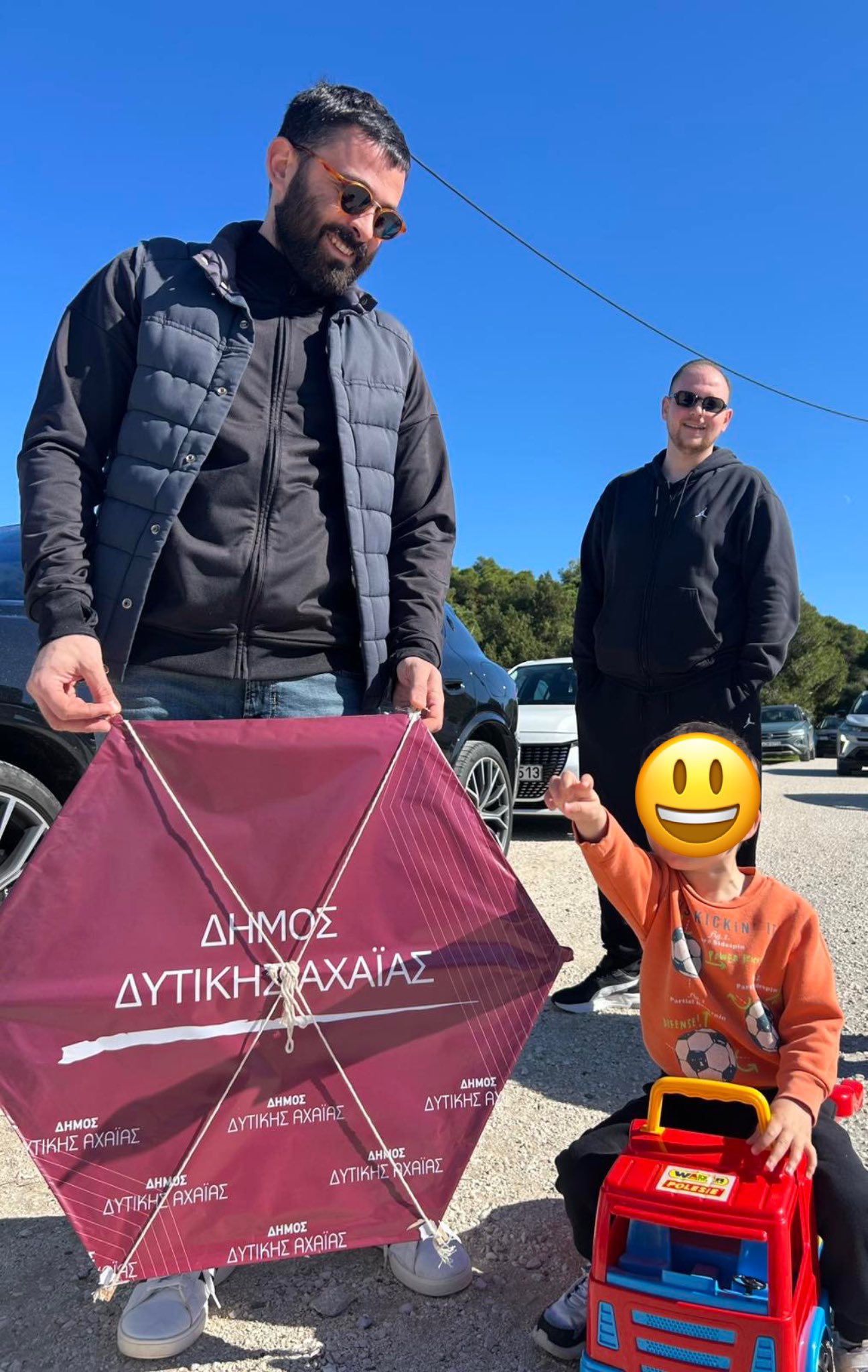 Δυτική Αχαΐα: Πρωτοτύπησε ο δήμος μοιράζοντας χαρταετούς με το λογότυπό του στην Καλογριά ΦΩΤΟ