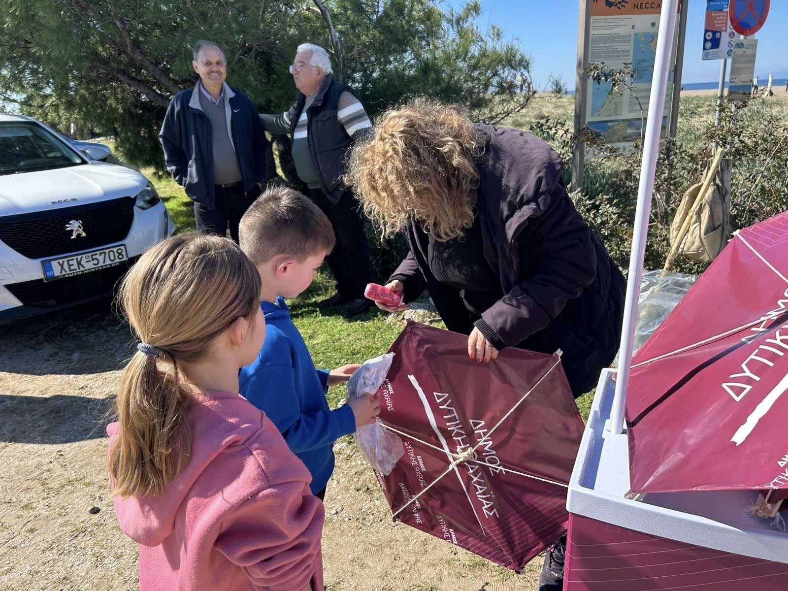 Δυτική Αχαΐα: Πρωτοτύπησε ο δήμος μοιράζοντας χαρταετούς με το λογότυπό του στην Καλογριά ΦΩΤΟ
