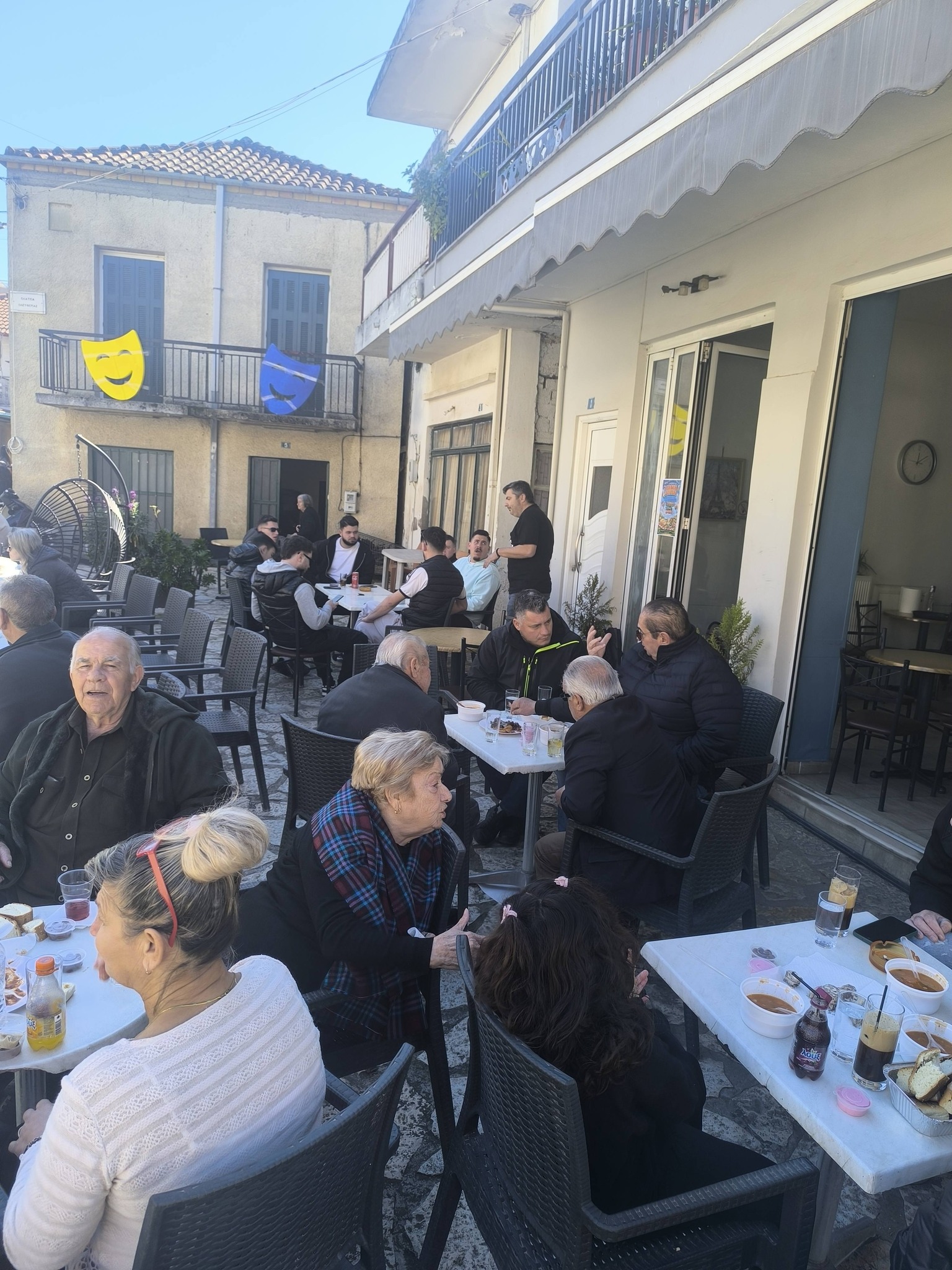 Το Μαζαράκι με εδέσματα Καθαράς Δευτέρας ΦΩΤΟ