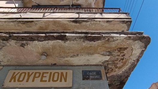 Πάτρα: Κίνδυνος αποκόλλησης εξώστη από διάβρωση ΦΩΤΟ