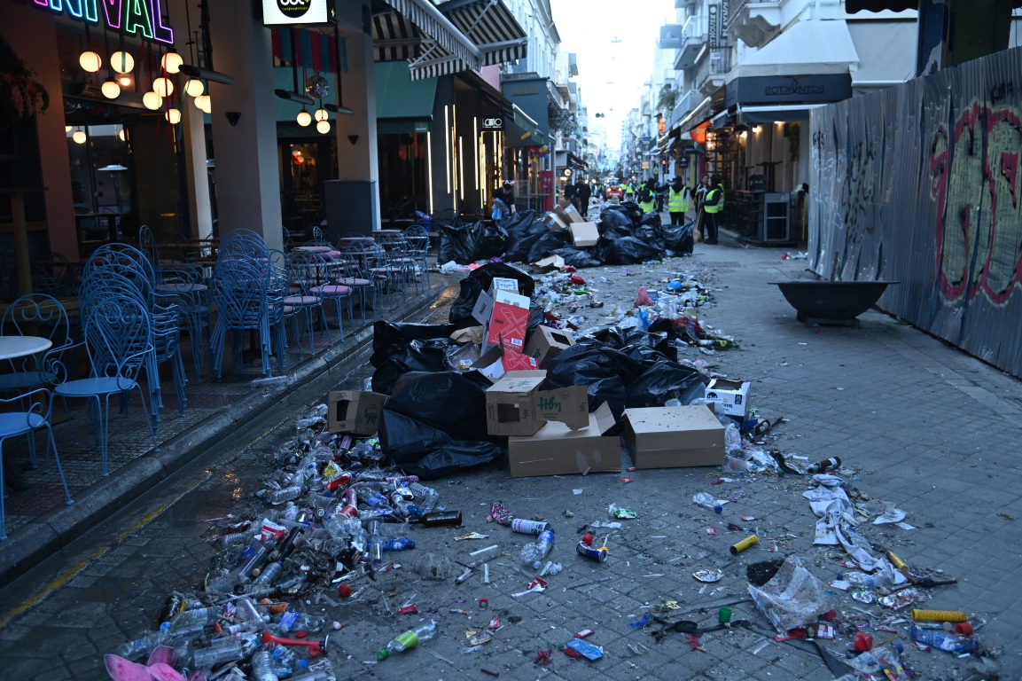 Πάτρα: Βομβαρδισμένο τοπίο μετά την Τελετή Λήξης του Καρναβαλιού - Ο Μόλος και το Κέντρο ΦΩΤΟ