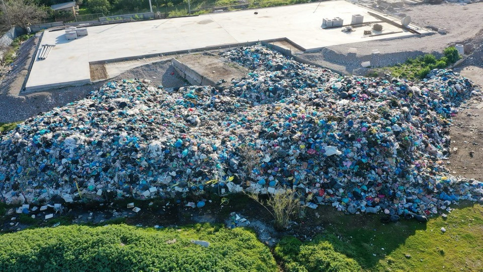 Αίγιο: Τόνοι σκουπιδιών δίπλα σε ποτάμι – Για «κοροΐδία» του Δήμου μιλά η Αντιπολίτευση