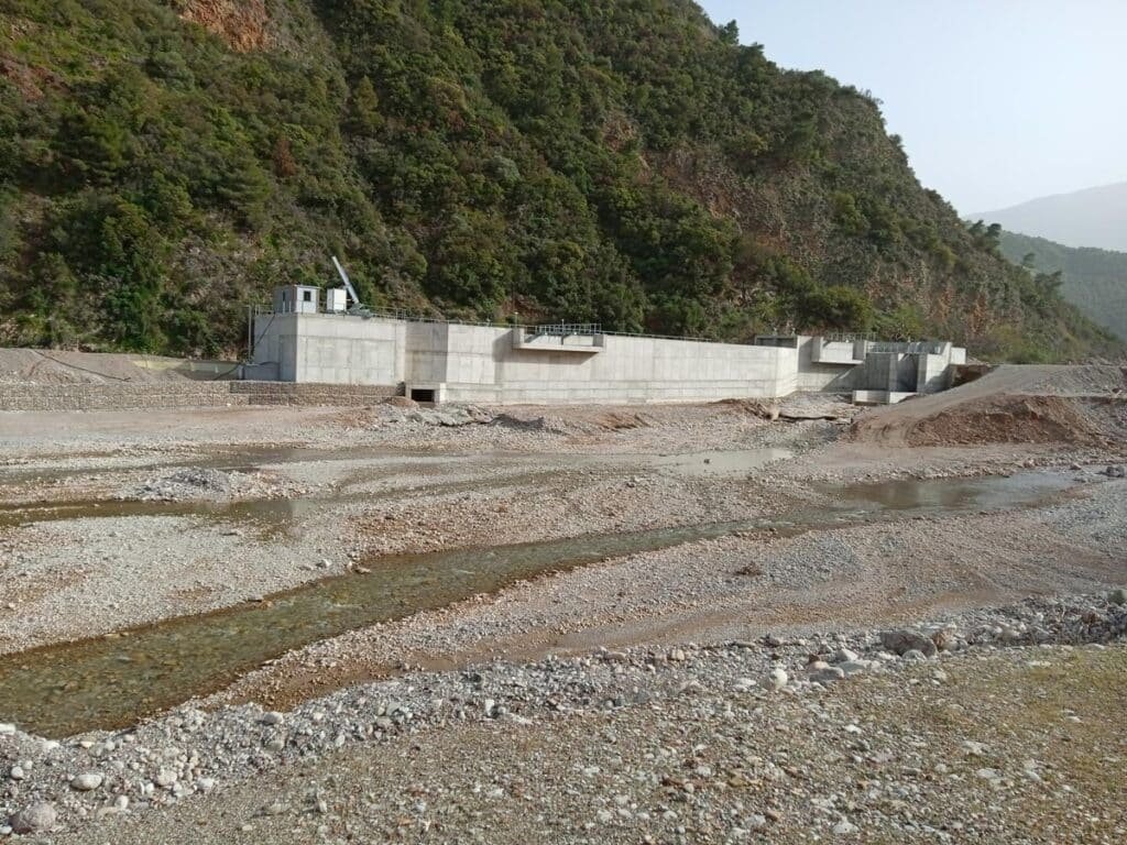 Αχαΐα: Στέρεψε, ξαφνικά, ο μεγαλύτερος ποταμός Σελινούντας, παρά τις πολλές βροχές, αλλά...με εργοστάσιο «ρουφήχτρα» ΦΩΤΟ