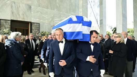 Κηδεύτηκε ο Αν. Παπαληγούρας – Παρόντες Σαμαράς, Καραμανλής ΦΩΤΟ