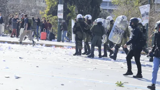 Σύνταγμα - Επέτειος Τεμπών: Μικροεπεισόδια και ένταση, με συλλήψεις ΦΩΤΟ