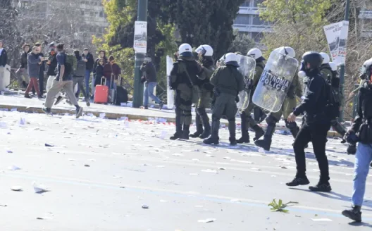 Σύνταγμα - Επέτειος Τεμπών: Μικροεπεισόδια και ένταση, με συλλήψεις ΦΩΤΟ