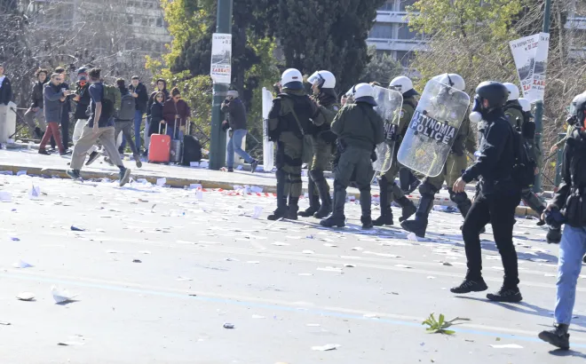 Σύνταγμα – Επέτειος Τεμπών: Μικροεπεισόδια και ένταση, με συλλήψεις ΦΩΤΟ