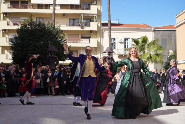 «Πλημμύρισε» παραδοσιακές φορεσιές και δρώμενα η πρωτεύουσα του Καρναβαλιού ΦΩΤΟΡΕΠΟΡΤΑΖ 33 «Πλημμύρισε» παραδοσιακές φορεσιές και δρώμενα η πρωτεύουσα του Καρναβαλιού ΦΩΤΟΡΕΠΟΡΤΑΖ
