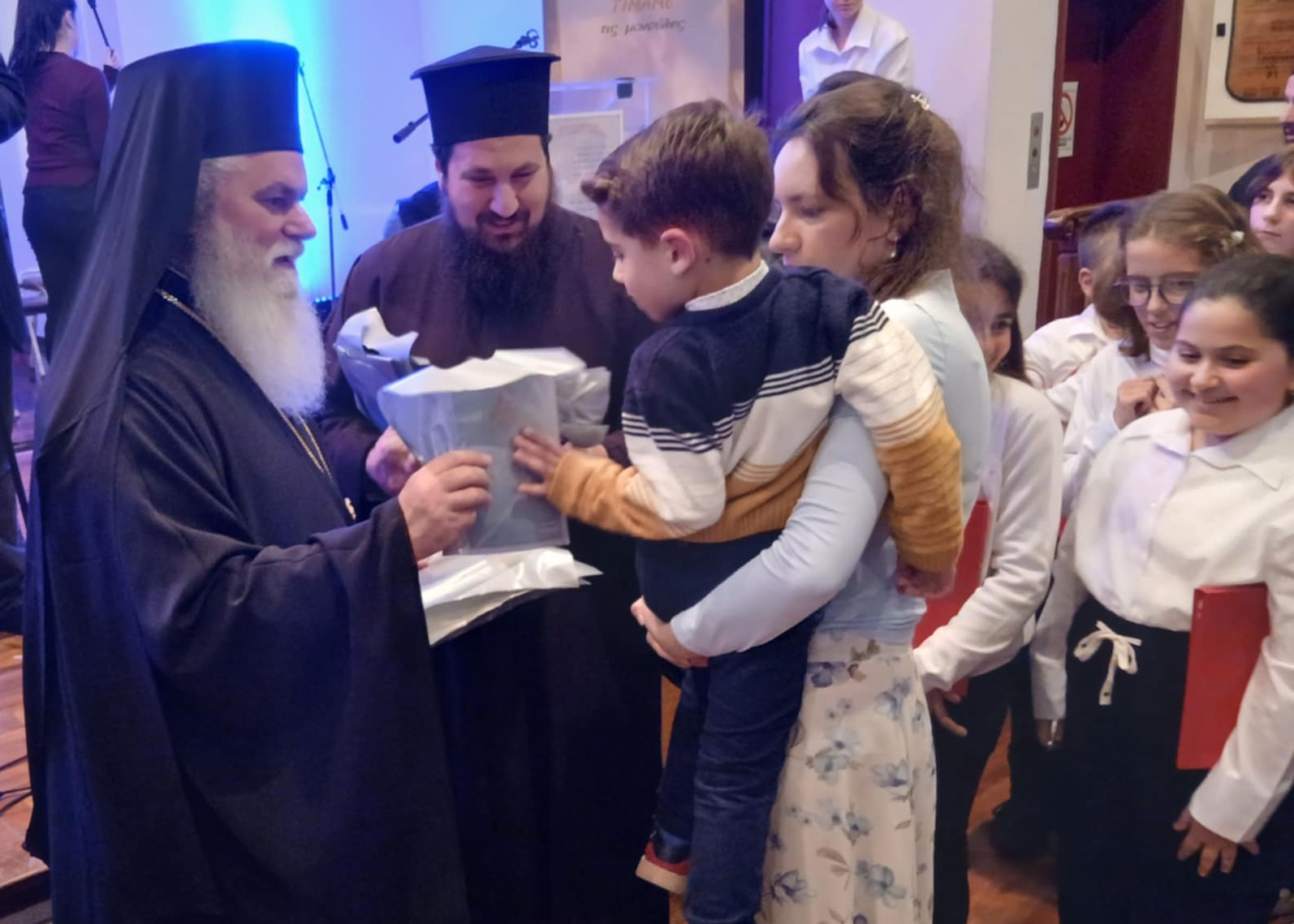 Η γιορτή της Μητέρας, με παιδιά και φωνές της τοπικής Εκκλησίας του Αιγίου ΦΩΤΟ