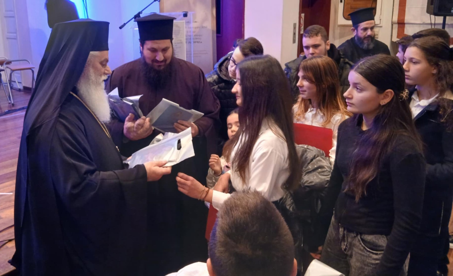 Η γιορτή της Μητέρας, με παιδιά και φωνές της τοπικής Εκκλησίας του Αιγίου ΦΩΤΟ