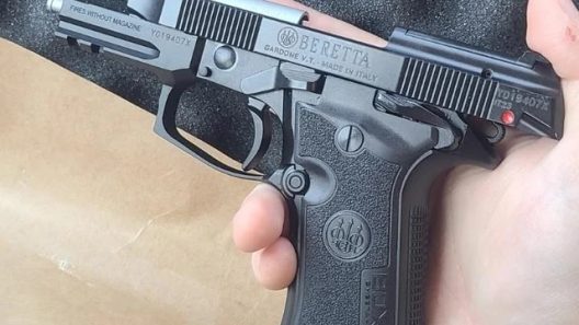 Πάτρα: Εντοπίστηκε να οδηγεί με πιστόλι και στιλέτο