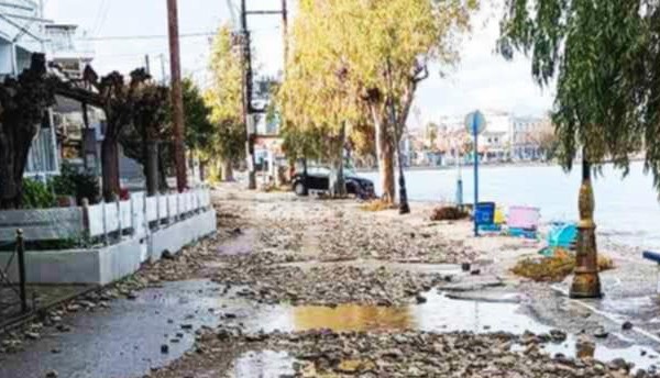 Σελιανίτικα: Θαλασσοταραχή «έσκαψε» τον παραλιακό δρόμο!  ΦΩΤΟ