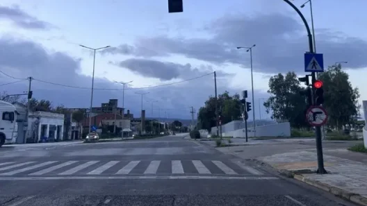 Πάτρα: Επικίνδυνη σήμανση για οδηγούς, έτοιμη να πέσει πάνω τους ΦΩΤΟ