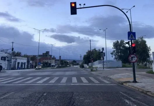 Πάτρα: Επικίνδυνη σήμανση για οδηγούς, έτοιμη να πέσει πάνω τους ΦΩΤΟ