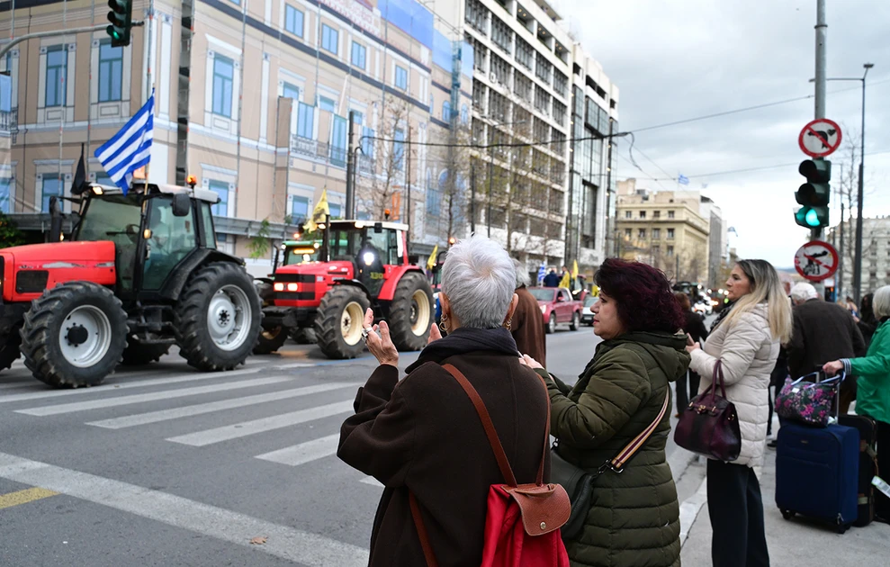 Σύνταγμα: Έξω από τη Βουλή οι αγρότες, σε εξέλιξη το συλλαλητήριο ΦΩΤΟ