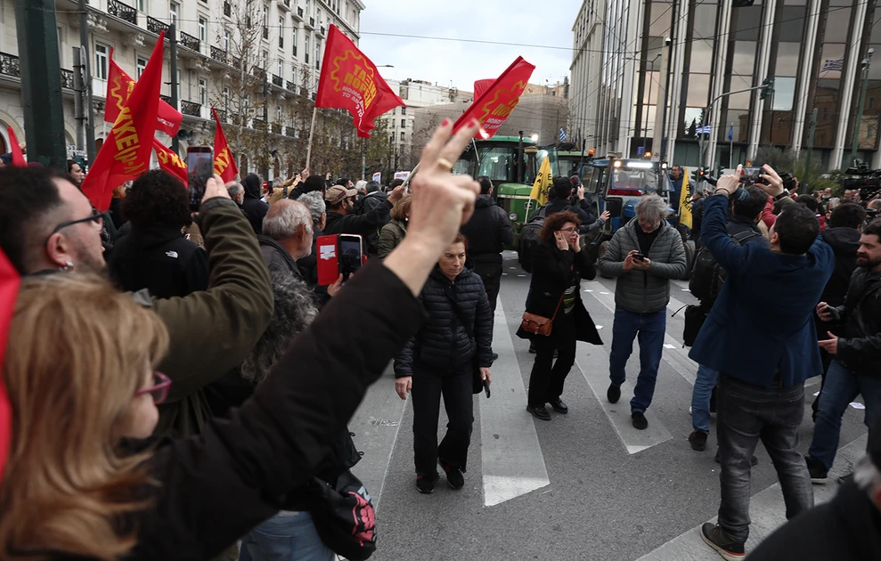 Σύνταγμα: Έξω από τη Βουλή οι αγρότες ΦΩΤΟ