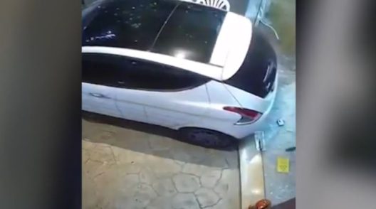 Βάρη: Εμβόλισαν κατάστημα με ΙΧ για να το ληστέψουν ΒΙΝΤΕΟ