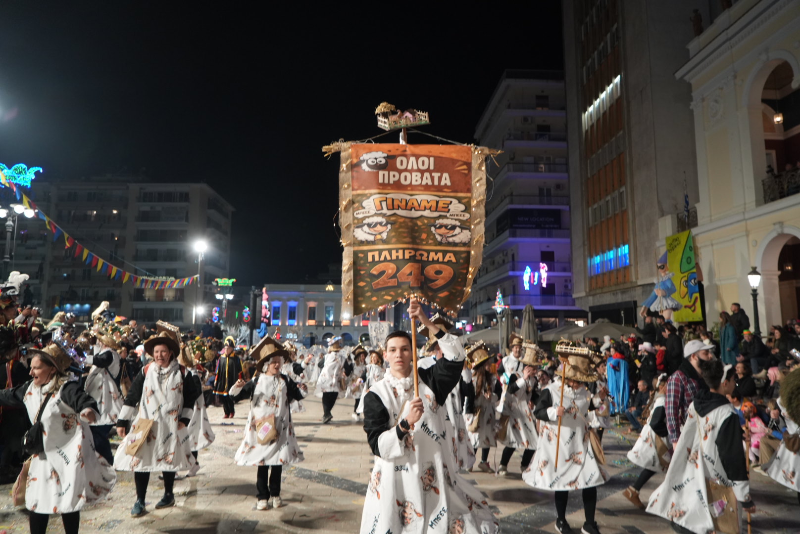 Πάτρα: Καρναβαλικά καρέ των πληρωμάτων της Νυχτερινής Παρέλασης NEΕΣ ΦΩΤΟ