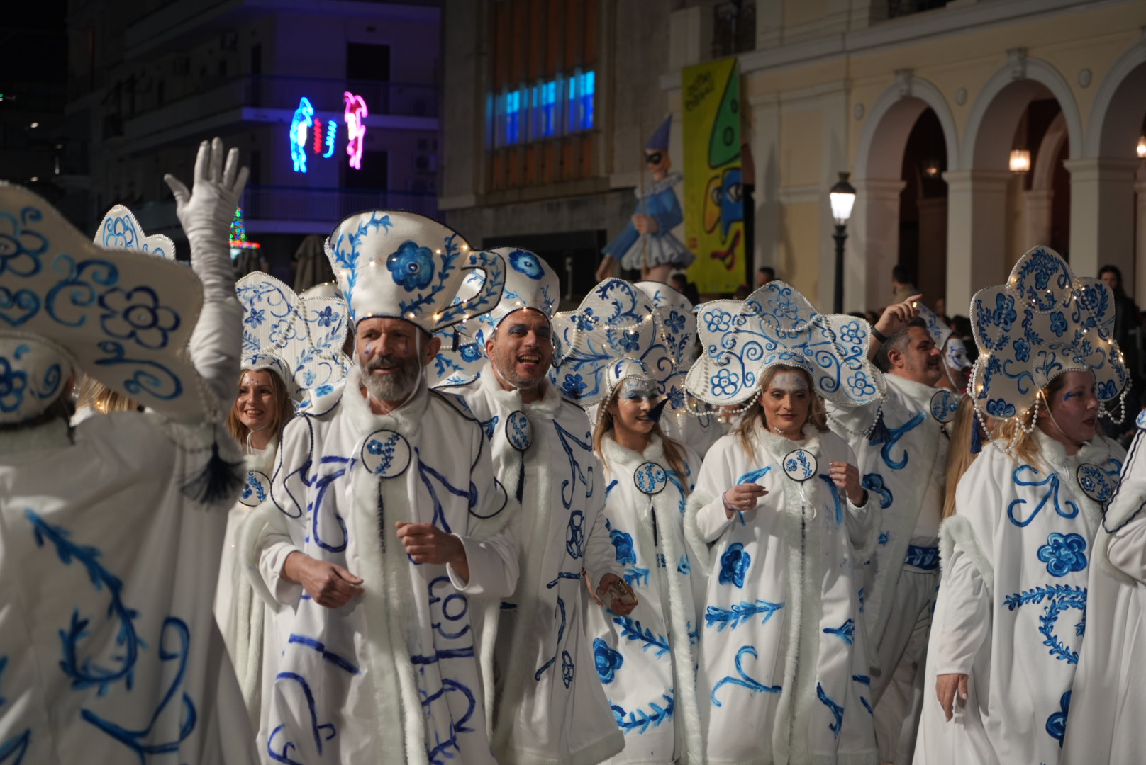 Πάτρα: Καρναβαλικά καρέ των πληρωμάτων της Νυχτερινής Παρέλασης NEΕΣ ΦΩΤΟ