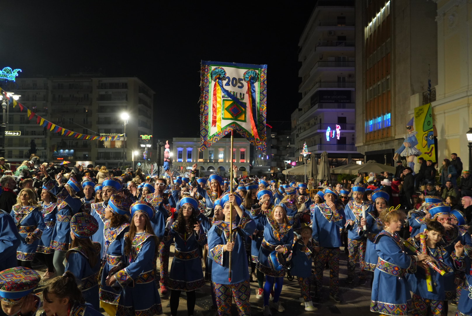 Πάτρα: Καρναβαλικά καρέ των πληρωμάτων της Νυχτερινής Παρέλασης NEΕΣ ΦΩΤΟ