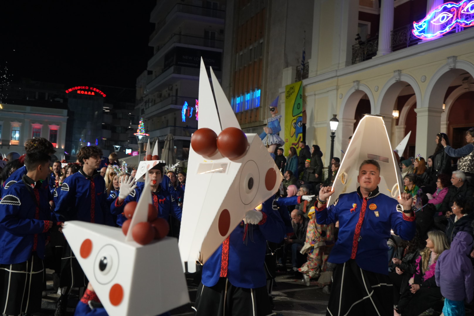 Πάτρα: Καρναβαλικά καρέ των πληρωμάτων της Νυχτερινής Παρέλασης NEΕΣ ΦΩΤΟ