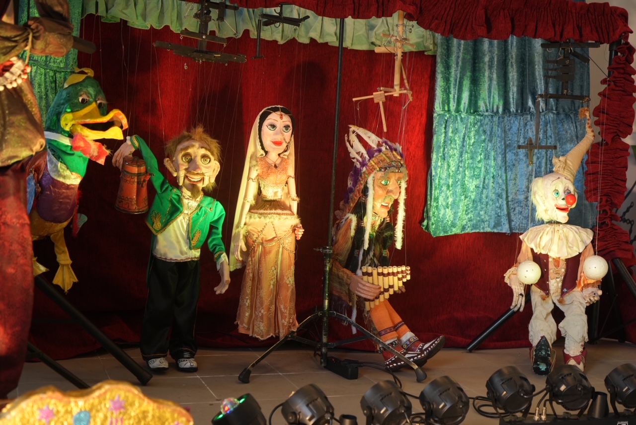 «Παιδομάζωμα» στην Καρναβαλούπολη και την Έκθεση Μαριονέτας, στην Πάτρα ΦΩΤΟ