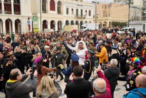 Τσικνοπέμπτη στην Πάτρα: Το κέντρο «πήρε φωτιά» με Βαλκανικούς ρυθμούς ΦΩΤΟΡΕΠΟΡΤΑΖ