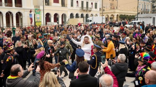 Τσικνοπέμπτη στην Πάτρα: Το κέντρο «πήρε φωτιά» με Βαλκανικούς ρυθμούς ΦΩΤΟΡΕΠΟΡΤΑΖ