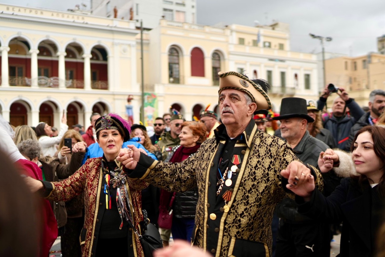 Τσικνοπέμπτη στην Πάτρα: Το κέντρο «πήρε φωτιά» με Βαλκανικούς ρυθμούς ΦΩΤΟΡΕΠΟΡΤΑΖ