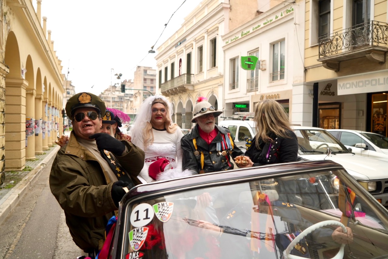 Τσικνοπέμπτη στην Πάτρα: Το κέντρο «πήρε φωτιά» με Βαλκανικούς ρυθμούς ΦΩΤΟΡΕΠΟΡΤΑΖ