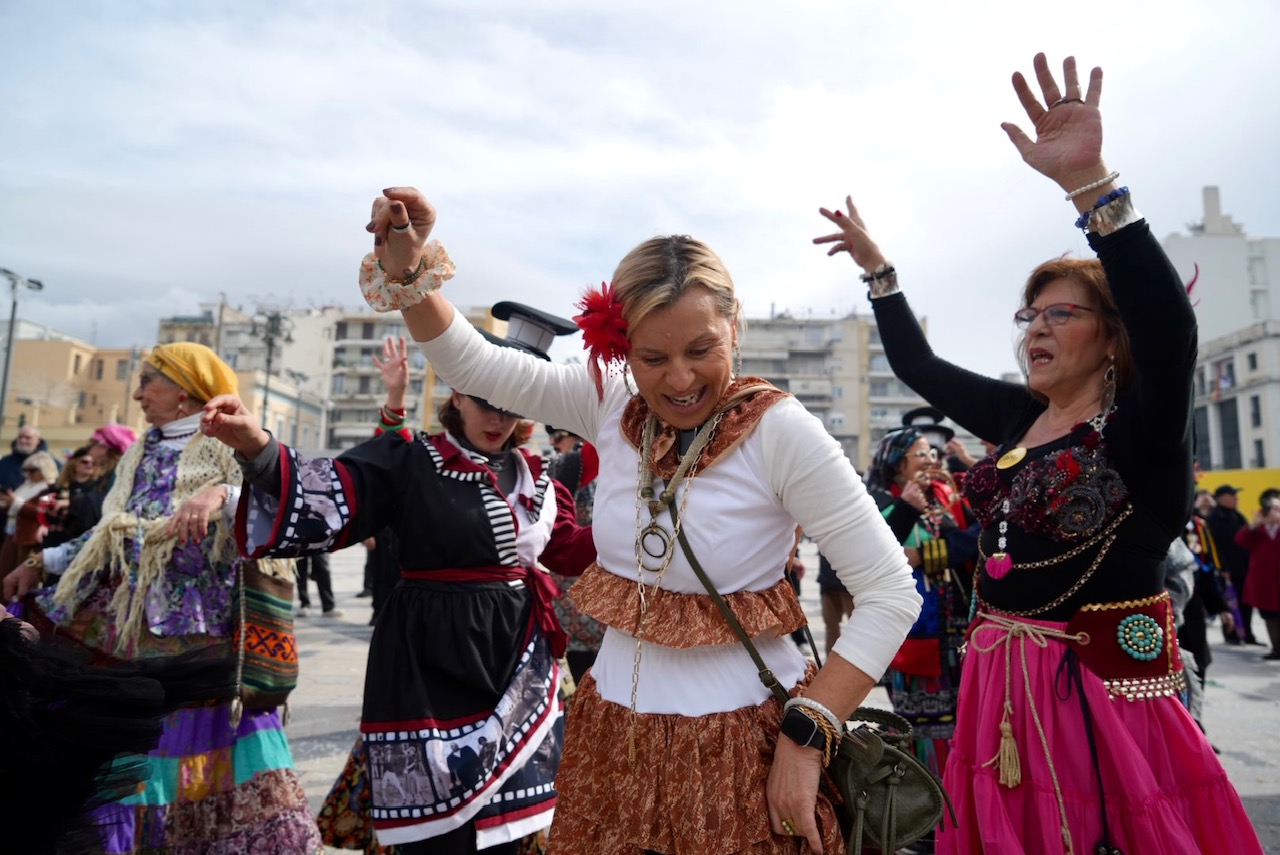 Τσικνοπέμπτη στην Πάτρα: Το κέντρο «πήρε φωτιά» με Βαλκανικούς ρυθμούς ΦΩΤΟΡΕΠΟΡΤΑΖ