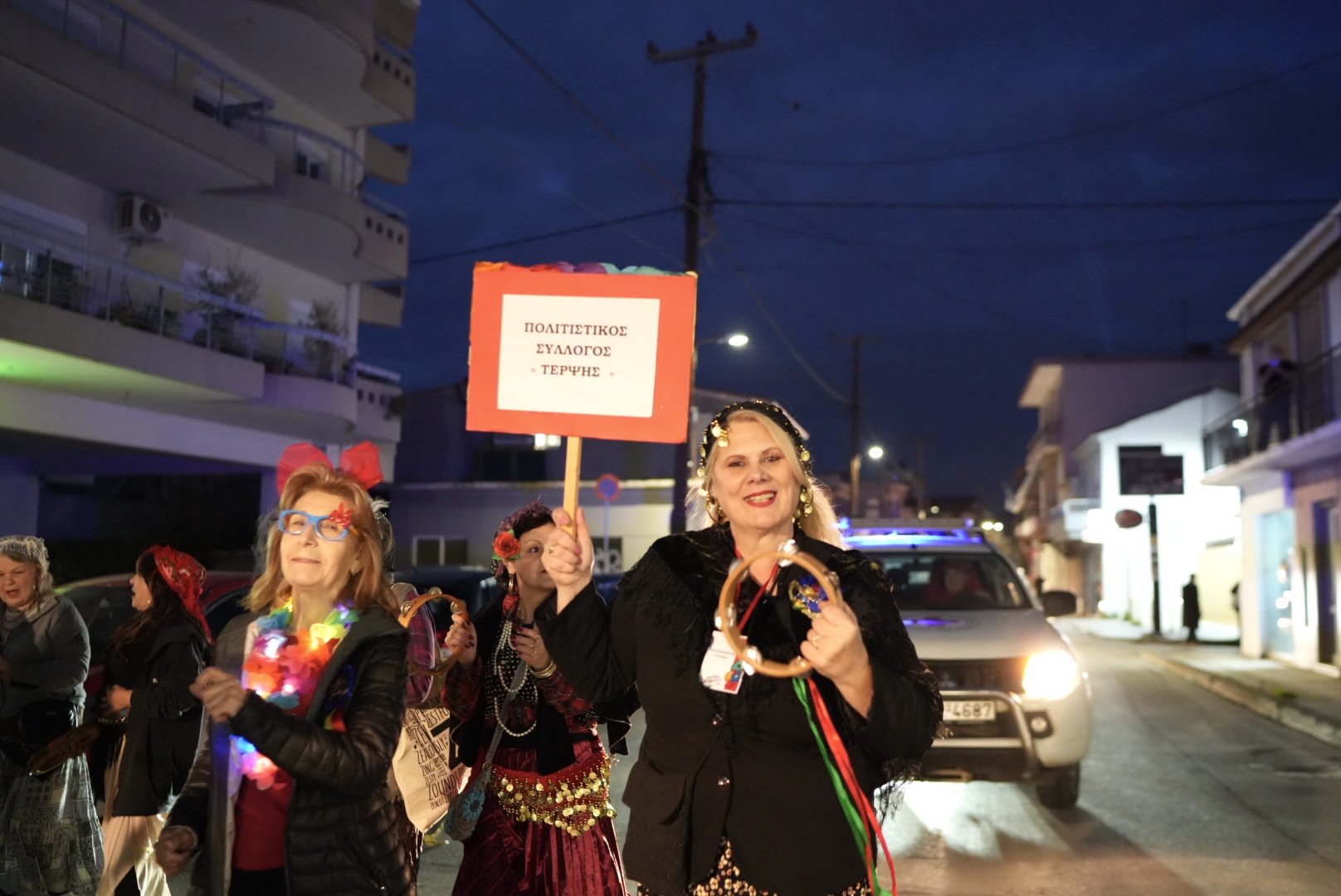 Παρέλασαν και Καρναβαλοπάντρεψαν τη νύφη στο Νότιο Διαμέρισμα Πάτρας ΦΩΤΟ