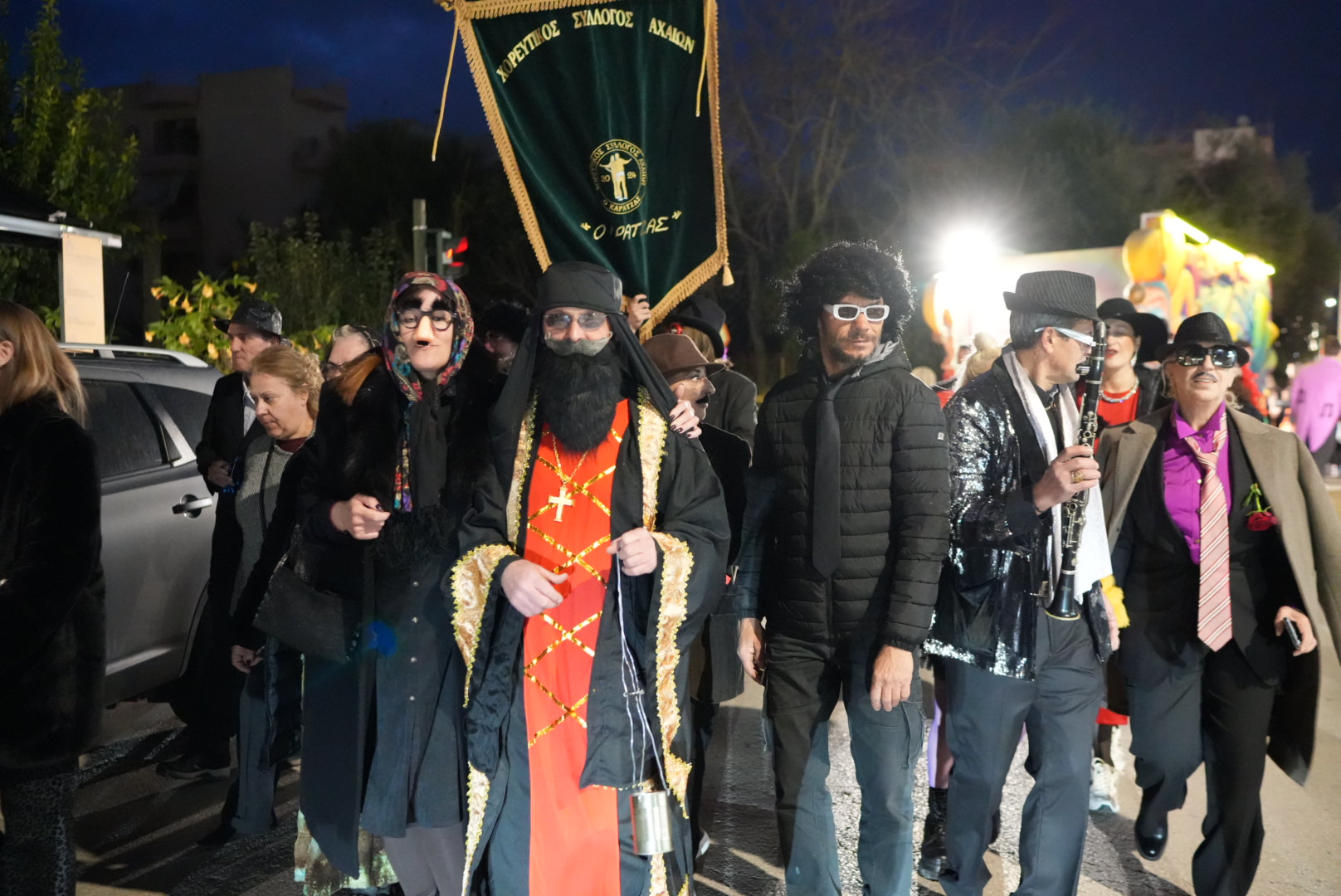 Παρέλασαν και Καρναβαλοπάντρεψαν τη νύφη στο Νότιο Διαμέρισμα Πάτρας ΦΩΤΟ