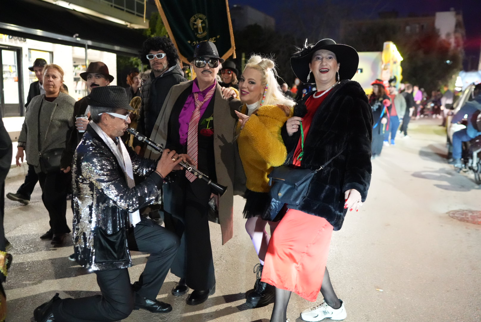 Παρέλασαν και Καρναβαλοπάντρεψαν τη νύφη στο Νότιο Διαμέρισμα Πάτρας ΦΩΤΟ