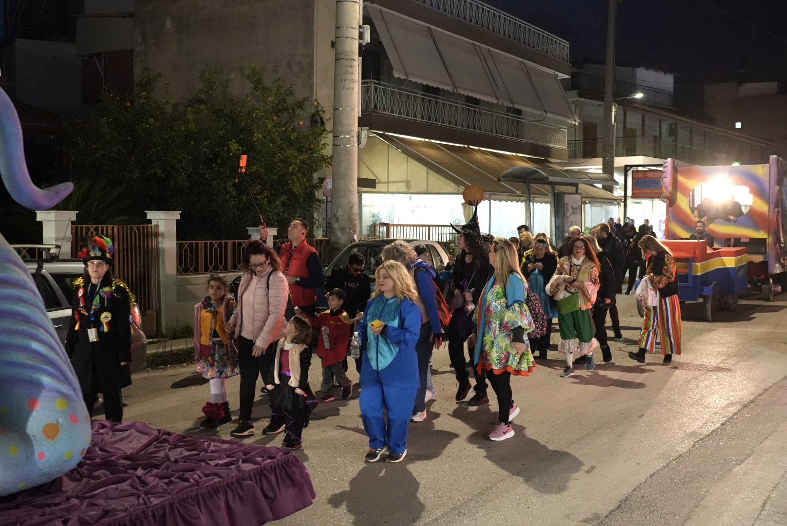 Παρέλασαν και Καρναβαλοπάντρεψαν τη νύφη στο Νότιο Διαμέρισμα Πάτρας ΦΩΤΟ