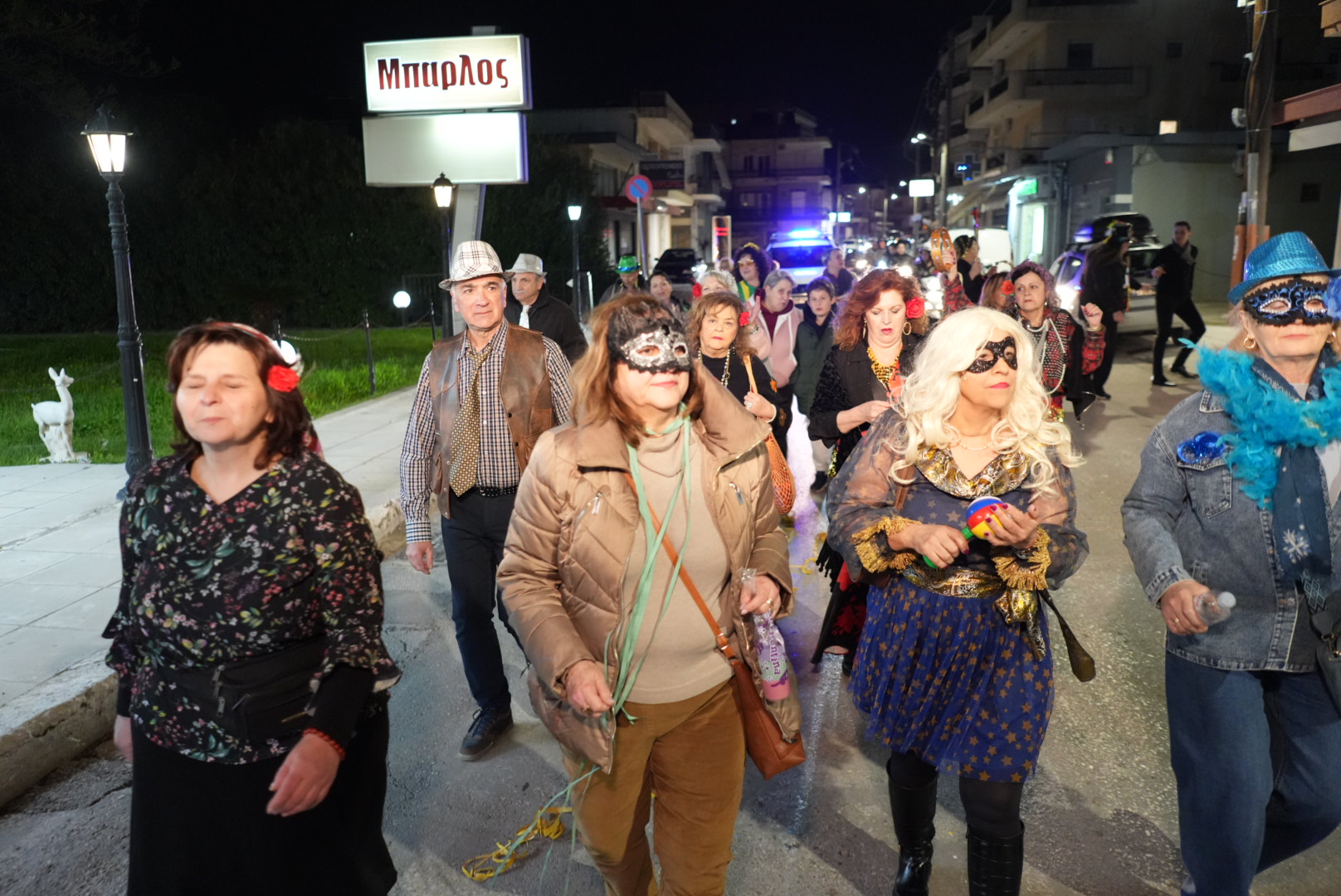 Παρέλασαν και Καρναβαλοπάντρεψαν τη νύφη στο Νότιο Διαμέρισμα Πάτρας ΦΩΤΟ