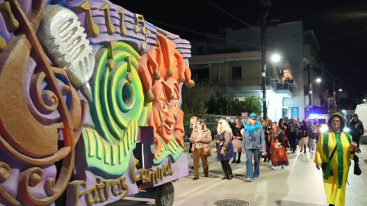 Παρέλασαν και Καρναβαλοπάντρεψαν τη νύφη στο Νότιο Διαμέρισμα Πάτρας ΦΩΤΟ