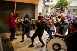 Τσικνοπέμπτη στην Πάτρα: Το κέντρο «πήρε φωτιά» με Βαλκανικούς ρυθμούς ΦΩΤΟΡΕΠΟΡΤΑΖ