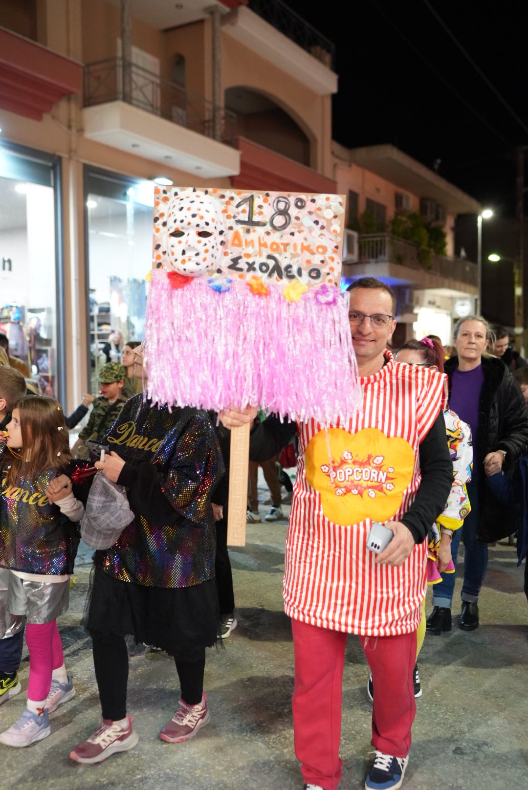 Παρέλασαν και Καρναβαλοπάντρεψαν τη νύφη στο Νότιο Διαμέρισμα Πάτρας ΦΩΤΟ