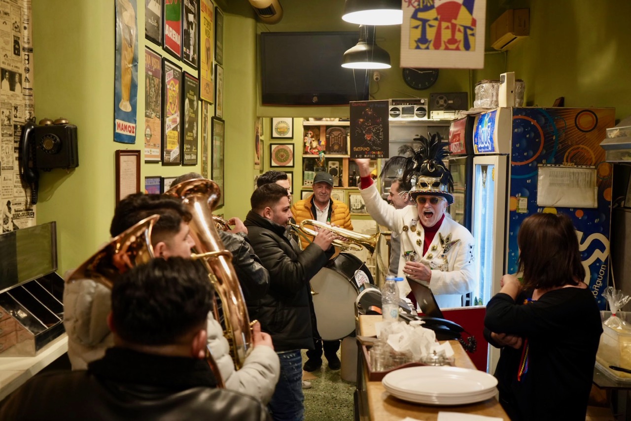 Τσικνοπέμπτη στην Πάτρα: Το κέντρο «πήρε φωτιά» με Βαλκανικούς ρυθμούς ΦΩΤΟΡΕΠΟΡΤΑΖ