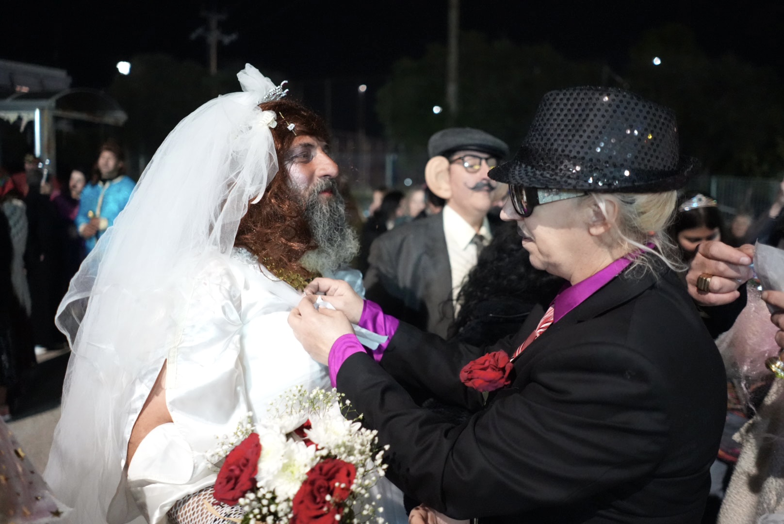 Παρέλασαν και Καρναβαλοπάντρεψαν τη νύφη στο Νότιο Διαμέρισμα Πάτρας ΦΩΤΟ