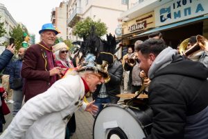 Τσικνοπέμπτη στην Πάτρα: Το κέντρο «πήρε φωτιά» με Βαλκανικούς ρυθμούς ΦΩΤΟΡΕΠΟΡΤΑΖ