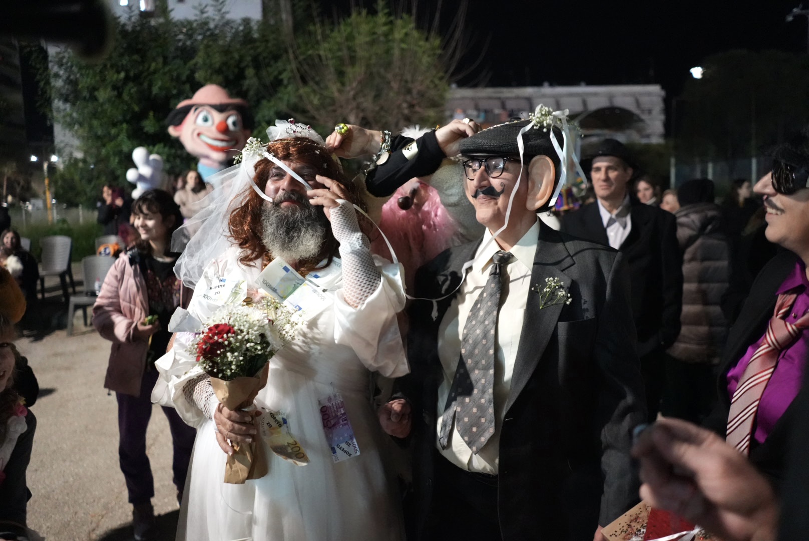 Παρέλασαν και Καρναβαλοπάντρεψαν τη νύφη στο Νότιο Διαμέρισμα Πάτρας ΦΩΤΟ